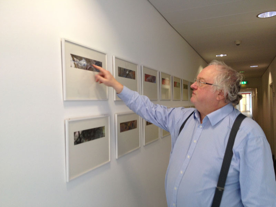 Le professeur d'art Harald Germer a pu gagner le groupe MDV de Karlstein pour un don de matériel de non tissé PE ignifugé pour ses élèves dans le domaine de l'art. (Photo : MDV GmbH) 